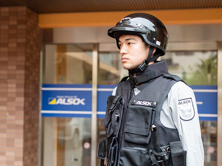 駆けつけるALSOK隊員